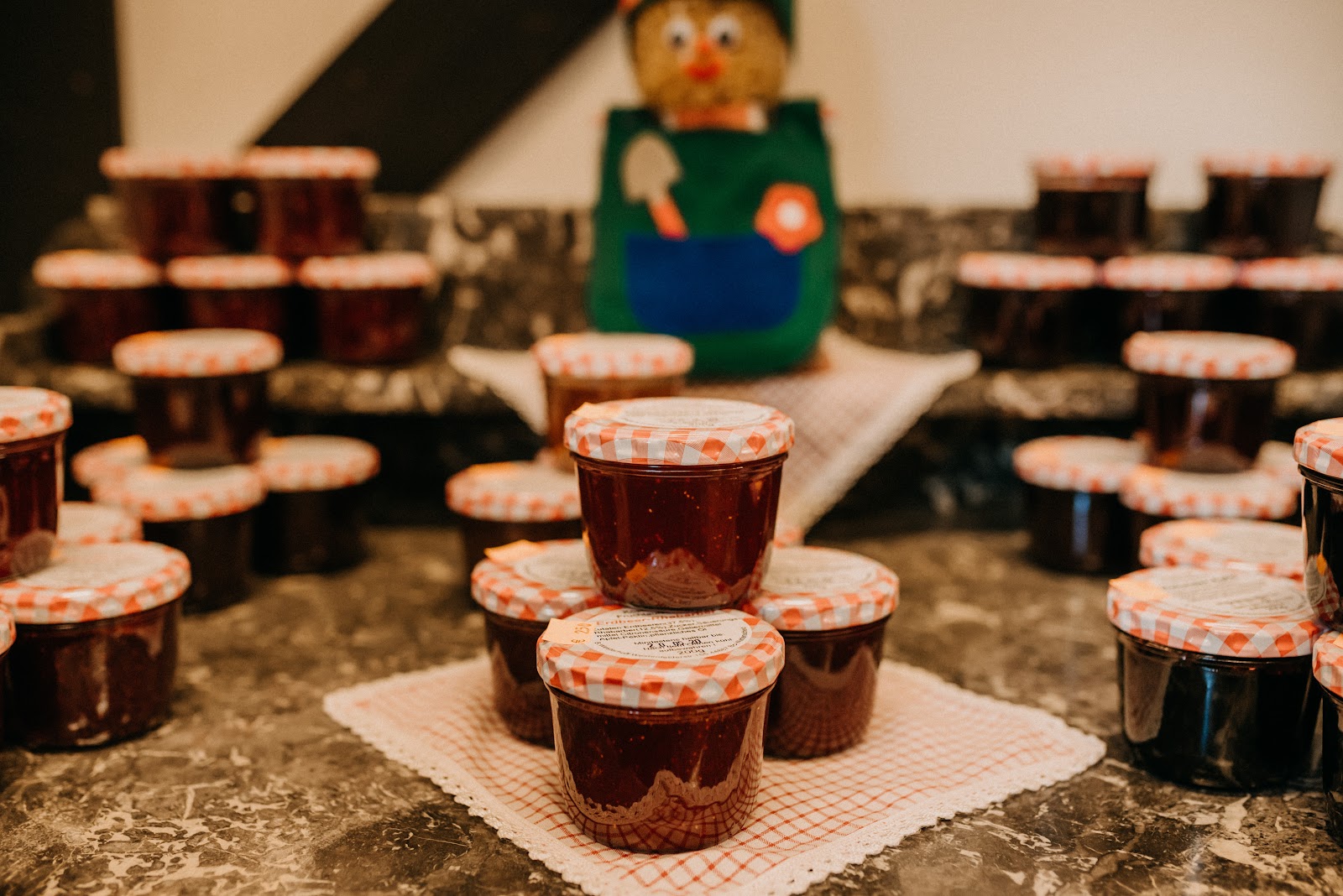 Selbstgemachte Marmeladen in Gläsern