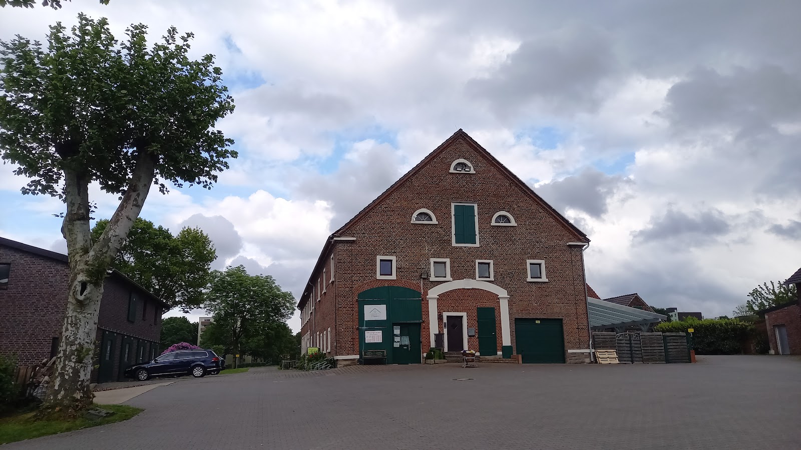 Hofeinfahrt und zweites Hofgebäude