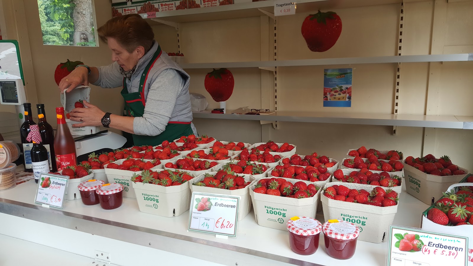 Verkauf frischer Erdbeeren am Marktstand