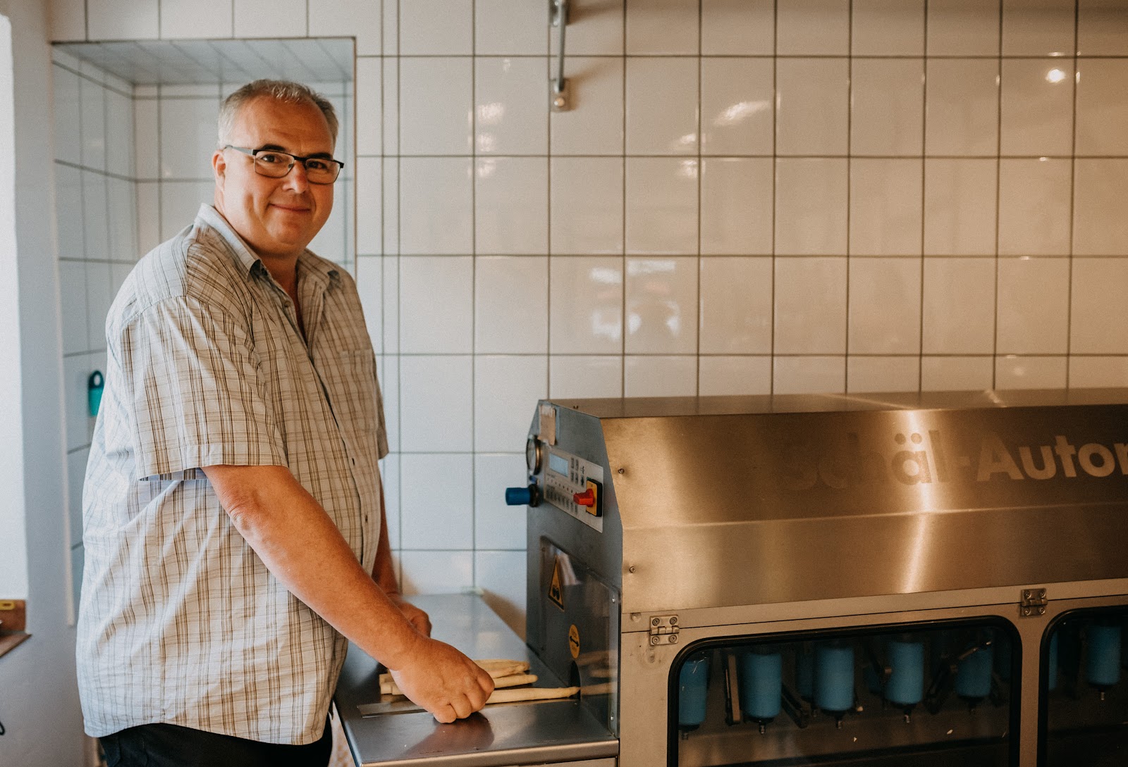 Inhaber von Westerhoffs Bauernladen an der Spargel-Schälmaschine